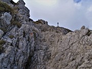 31 Salendo tra roccette spunta la croce del Resegone